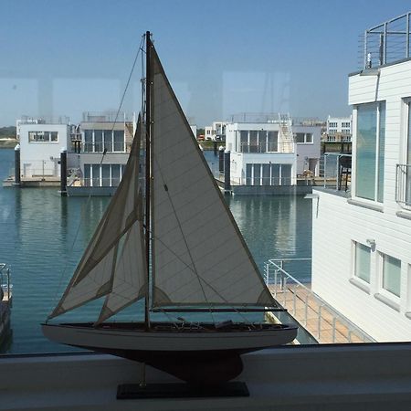 Schwimmendes Ferienhaus Antares One By Seeblick Ferien Oro, Rundum Wasser, Sauna Olpenitz Ngoại thất bức ảnh