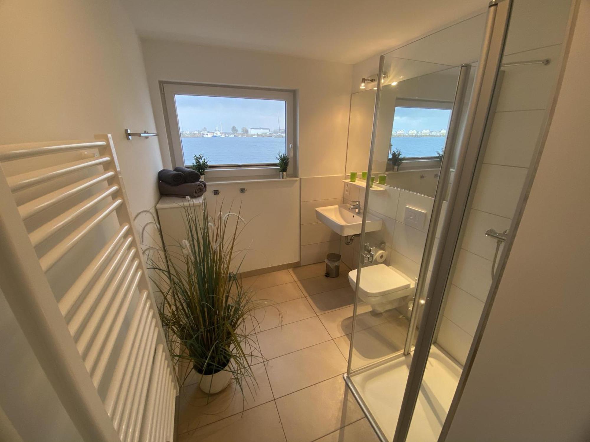 Schwimmendes Ferienhaus Antares One By Seeblick Ferien Oro, Rundum Wasser, Sauna Olpenitz Ngoại thất bức ảnh